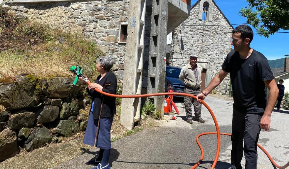 Los vecinos de Rebollar toman las mangueras