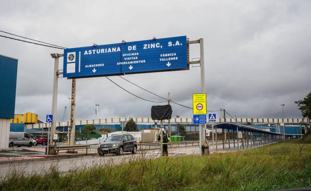 Dos trabajadores heridos en AZSA tras caerles material incandescente