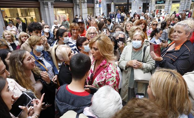 Lydia Lozano se da un baño de fans en Gijón