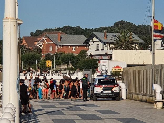 Unos surfistas salvan a tres niñas a punto de ahogarse en Salinas