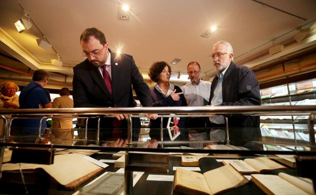 Barbón llama a reivindicar con «orgullo» el Reino de Asturias para «dar un paso más en la recuperación de nuestra identidad»