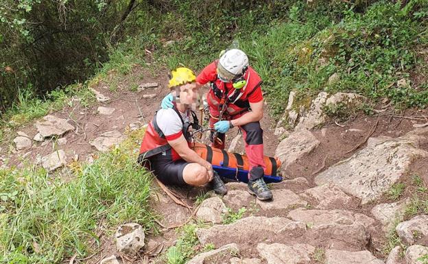 Un ciclista herido tras caer cuatro metros mientras recorría el Camino de Santiago en Salas