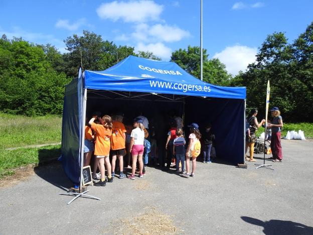 Los escolares de Cabranes recogen los residuos de la senda del Viacaba