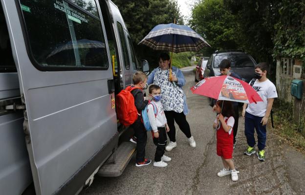 «Quieren quitarnos los autocares para acabar cerrando el colegio de Montiana»