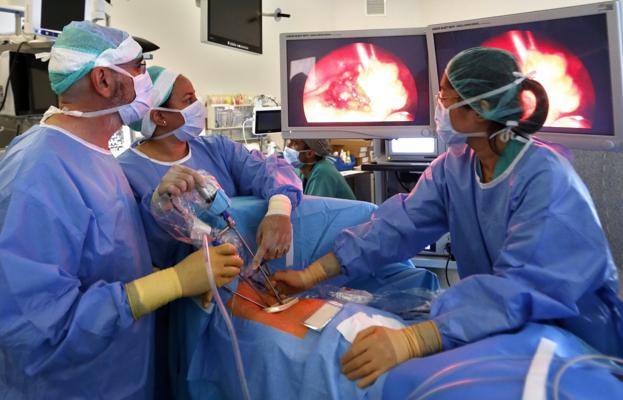 Los médicos aseguran sufrir excesos de jornada de hasta 1.000 horas anuales