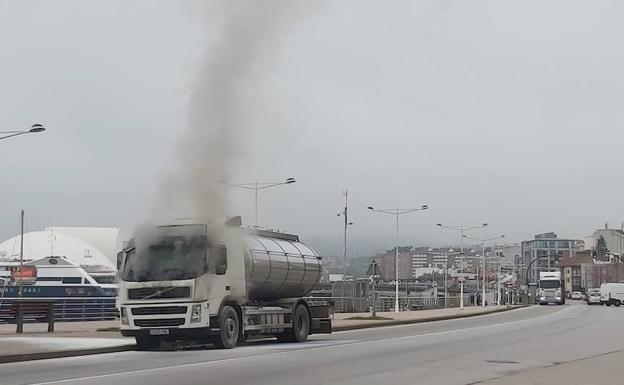 Alarma en la ría de Avilés por el incendio de un camión cisterna