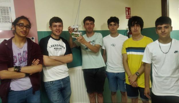 Un culín de sidra vuelve a Nava desde la estratosfera