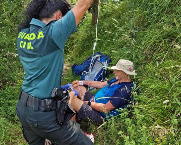 Rescatado un senderista de 73 años tras caerse en el Camino de Santiago a su paso por Lena