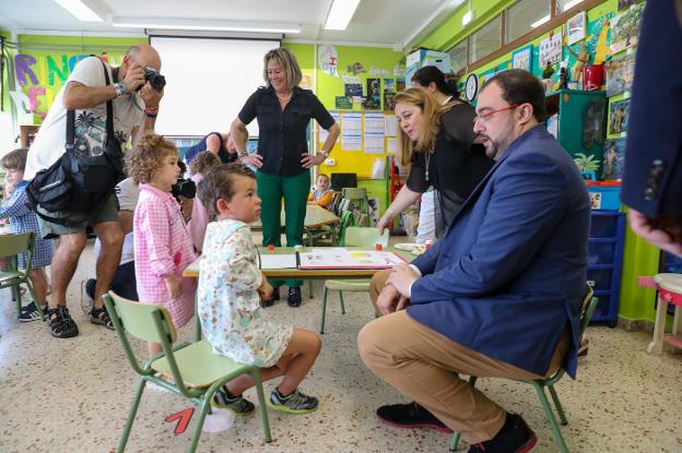 Barbón: «El colegio de Sariego refleja lo que significa la escuela rural asturiana»