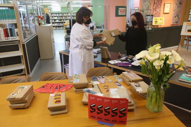 Vecinos de cuatro barrios reprueban el cierre de sus bibliotecas: «Es una vergüenza»