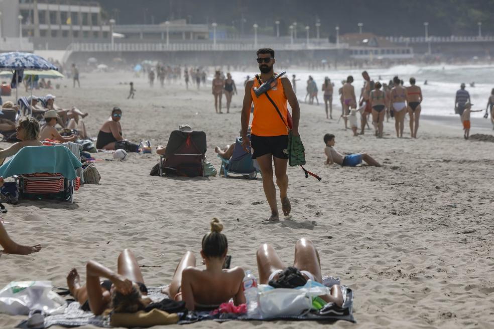 La playa de Salinas recupera su esplendor