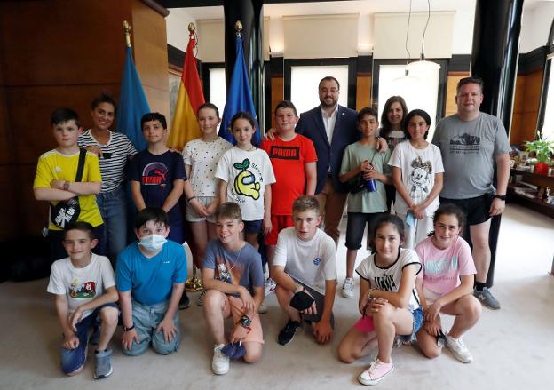 Alumnos tinetenses visitan a Adrián Barbón