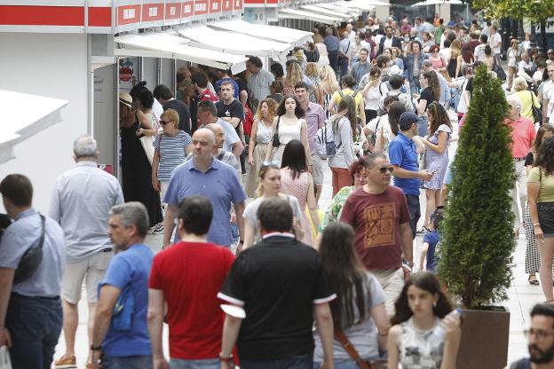 La Feria del Libro abre sus puertas deseando «no ser solo un lugar de paso»