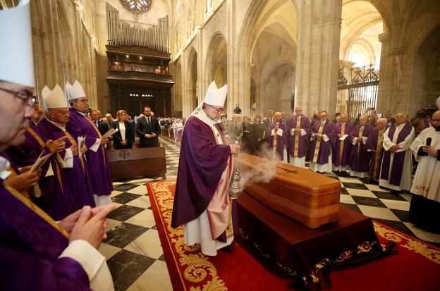 Multitudinario homenaje a Gabino Díaz Merchán, cuyos frutos «dejan huella en nuestras vidas»