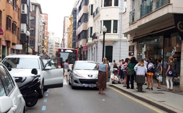 Un hombre herido tras ser atropellado en la calle Marqués de Casa Valdés, en Gijón