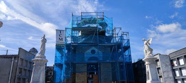 Otra empresa acabará la rehabilitación de la capilla del cementerio de Trasona