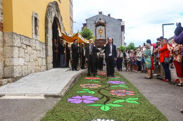 Un manto floral de 23 metros por el Corpus en Lugones