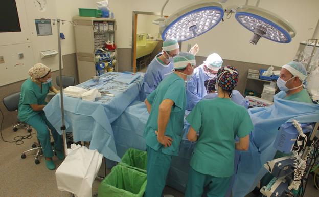 Baja a 87 días la espera media para operarse en Asturias