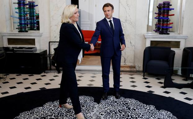 Macron busca la fórmula para evitar el bloqueo parlamentario en Francia