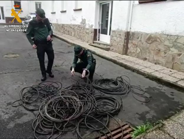 Cuatro detenidos por robar cableado y pararrayos de dos faros portuarios