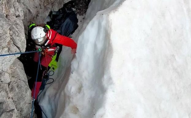 Fallece un hombre de 69 años tras caer desde 90 metros de altura en los Picos
