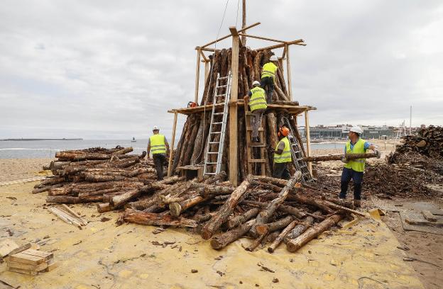 Poniente apila 60 toneladas de madera para encender la noche de San Xuan