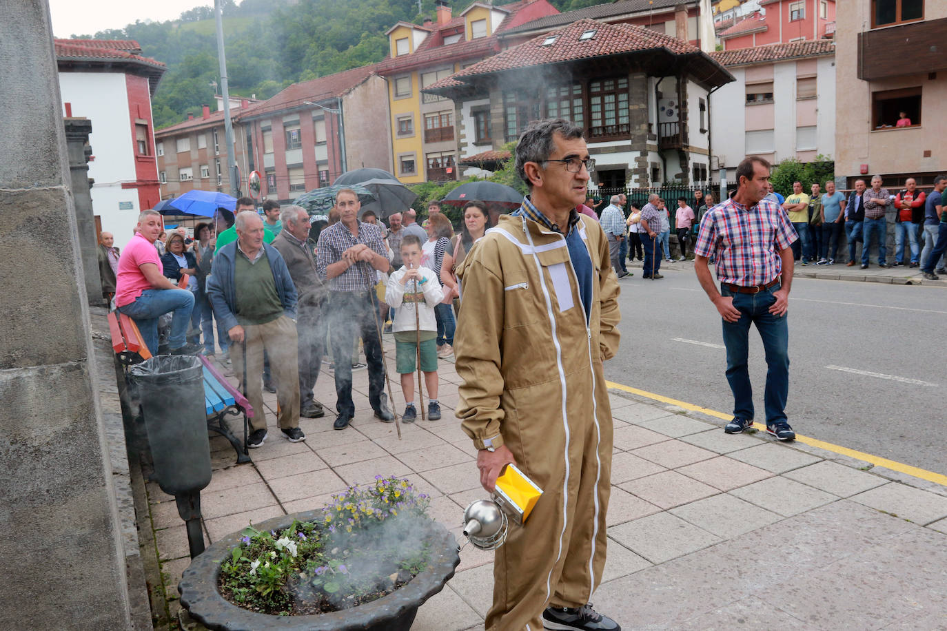 Unos 200 ganaderos protestan en Aller por los daños del lobo: «Estamos abandonados»