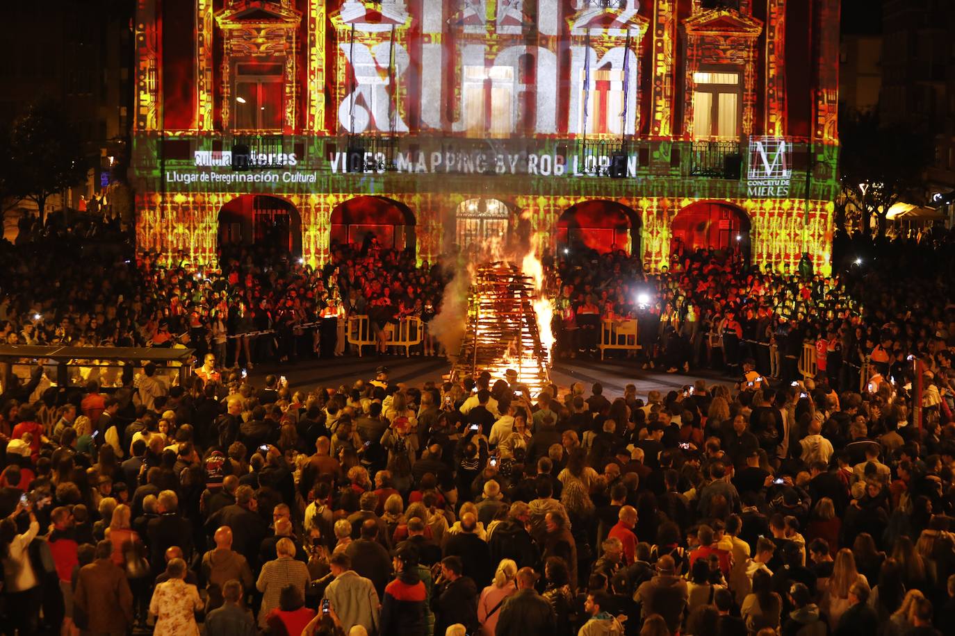 Espectacular hoguera de San Juan en Mieres