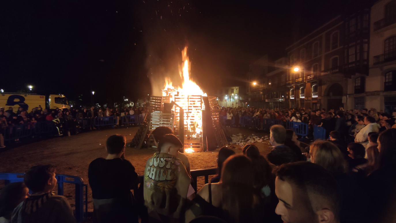 Hoguera y fuegos infantiles en Avilés y Trasona