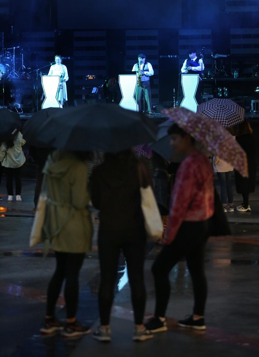 La noche de San Juan derrota a la insistente lluvia