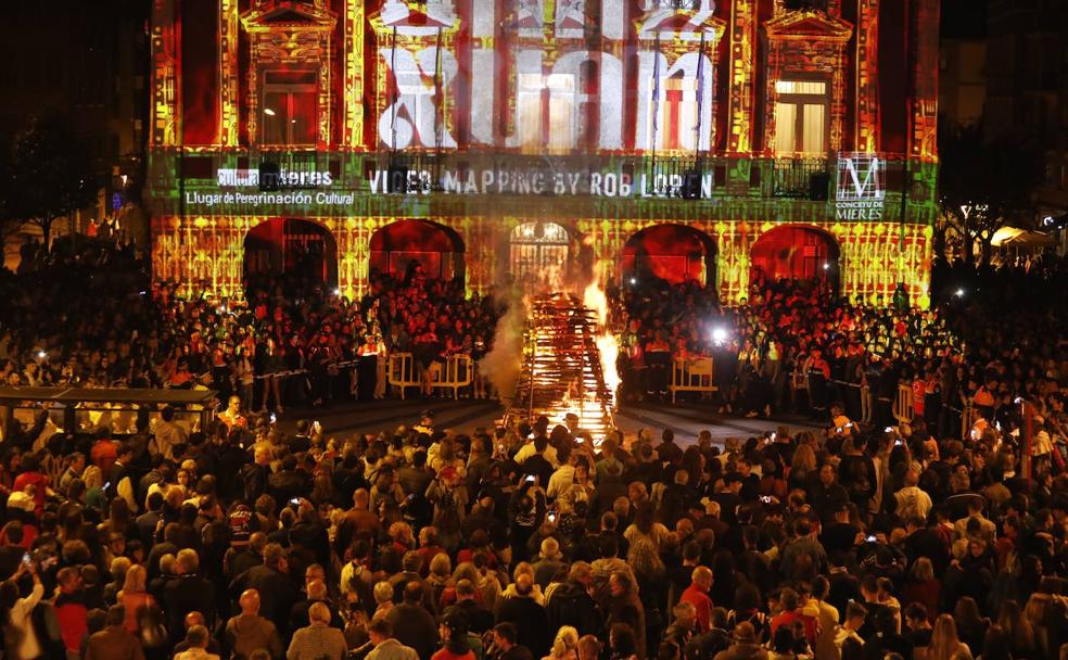El fuego catártico de San Xuan en Mieres