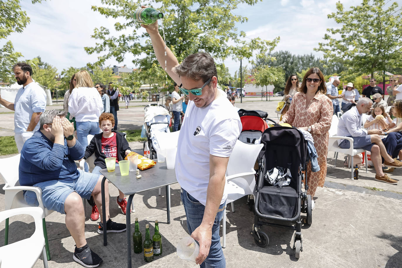 Paella y bollos para festejar en los barrios de Gijón