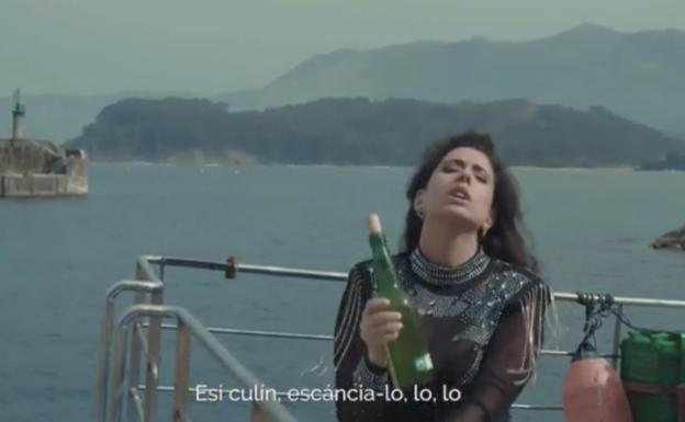 Así se escancia el 'SloMo' de Chanel al estilo sidrero