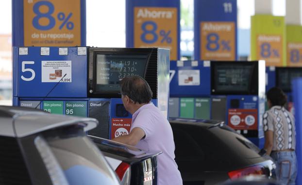 El Gobierno rebaja el abono de transporte y dará 200 euros a familias vulnerables