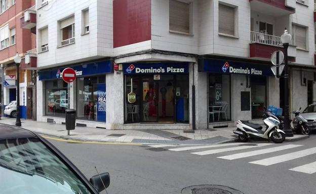 Apuñalan de gravedad a un menor de 14 años tras una riña en una pizzería del barrio de La Arena en Gijón