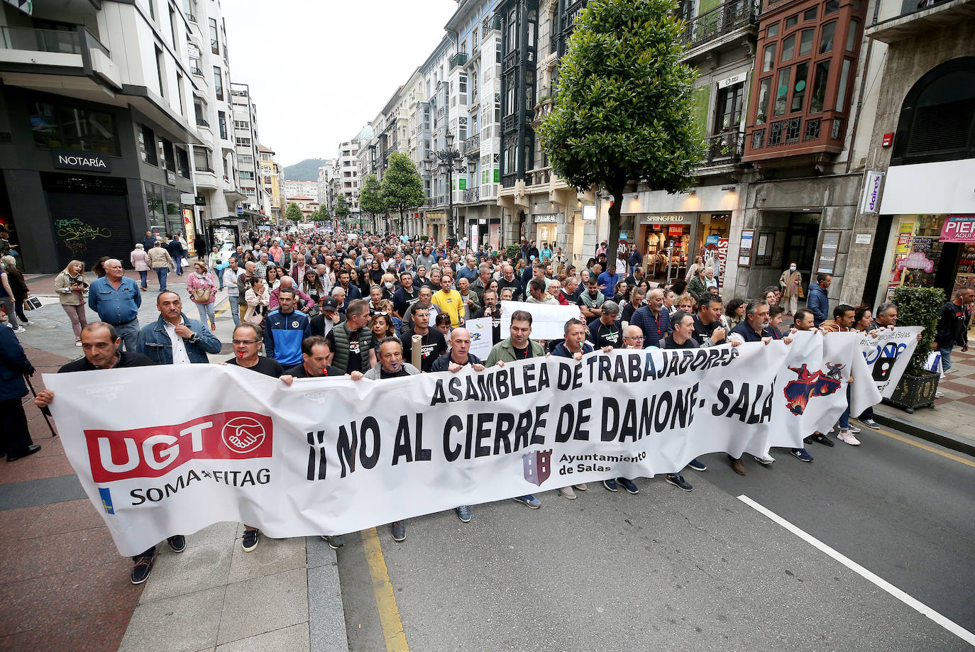 Cientos de personas dicen en Oviedo «no al cierre de Danone»