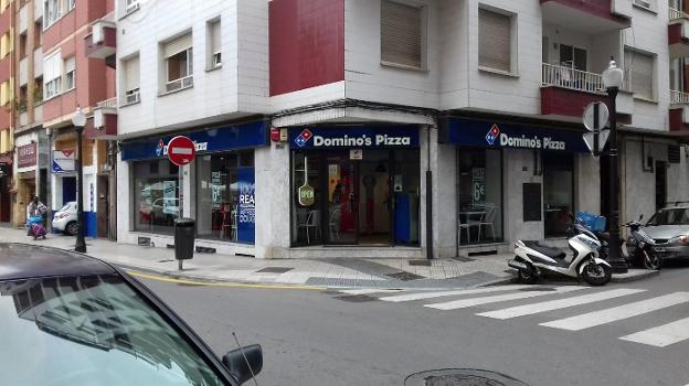 Un adolescente apuñala a dos menores tras discutir frente a una pizzería en Gijón