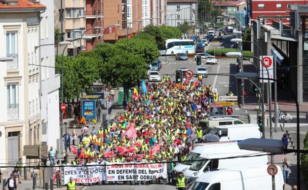 Medio millar de personas advierten de que en Saint-Gobain «no sobra nadie»