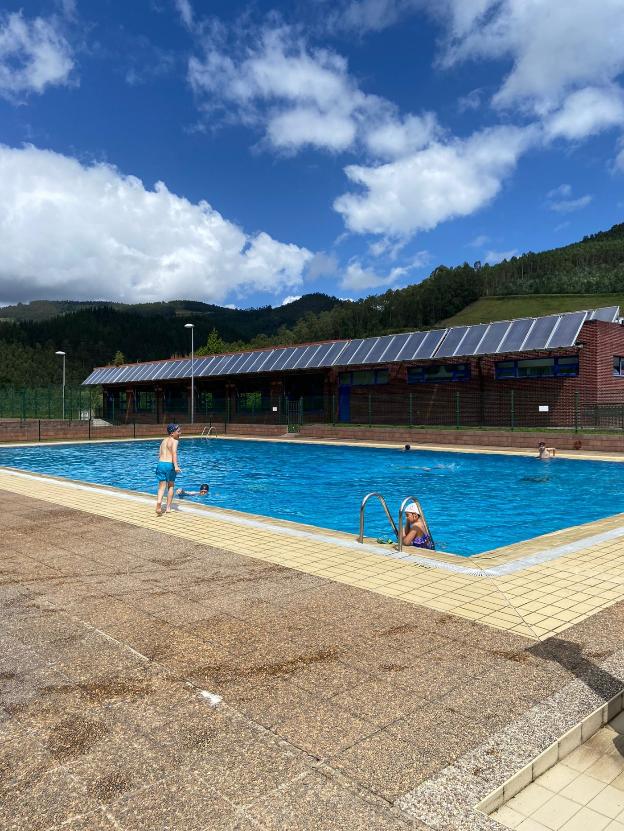 Agones inaugura la temporada de baños en la piscina municipal