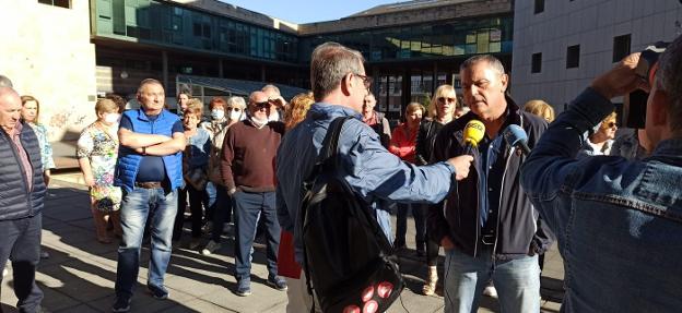 Casi 700 firmas vecinales para pedir al Principado el arreglo de la carretera de El Cabornio