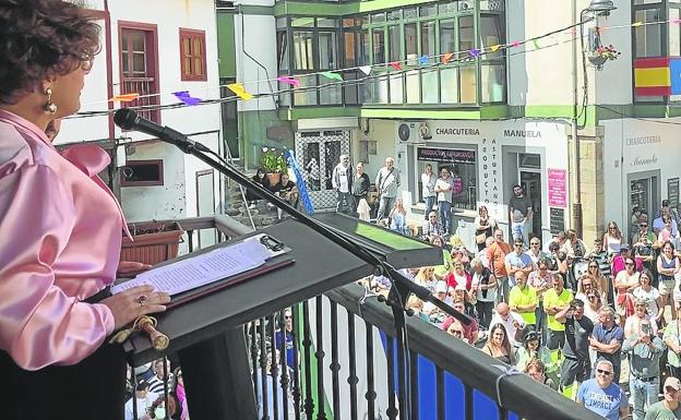 El 'trayazu' inaugura la fiesta en Cudillero