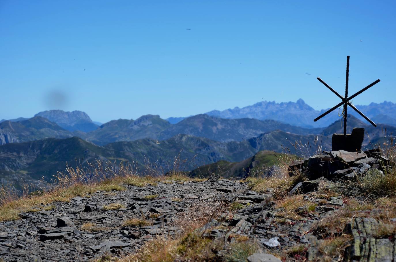 Ruta: al Faro y al Huevo, dos picos hermanos con formas muy distintas