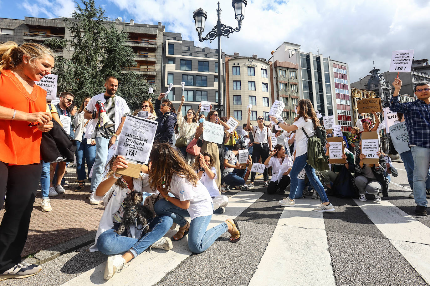 Las enfermeras reclaman en Oviedo el reconocimiento de sus especialidades