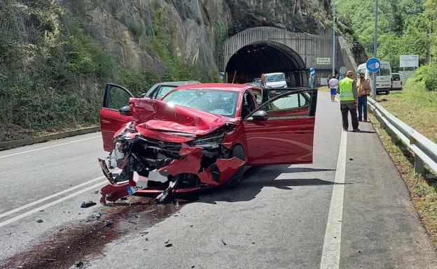 Dos heridos graves en un accidente de tráfico en Sobrescobio