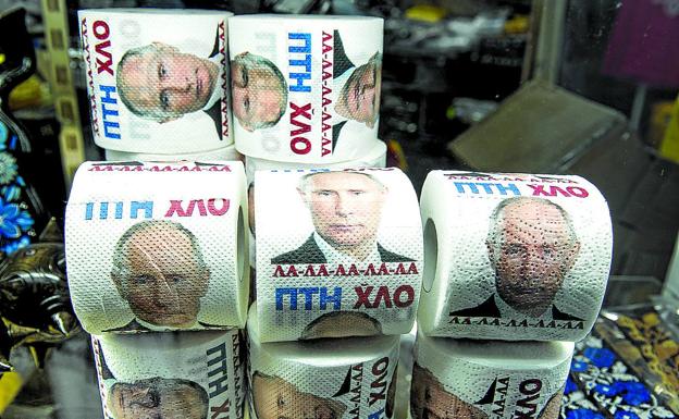 El gran villano. El rostro de Vladimir Putin decora rollos de papel higiénico en un establecimiento de recuerdos de Kiev./