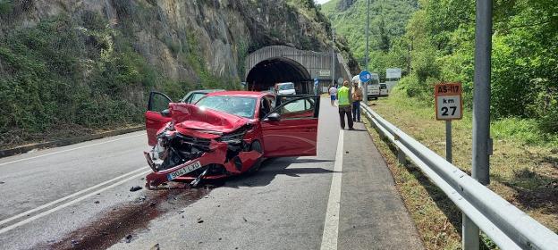 Dos holandeses, muy graves en una colisión frontal junto al túnel de Rioseco