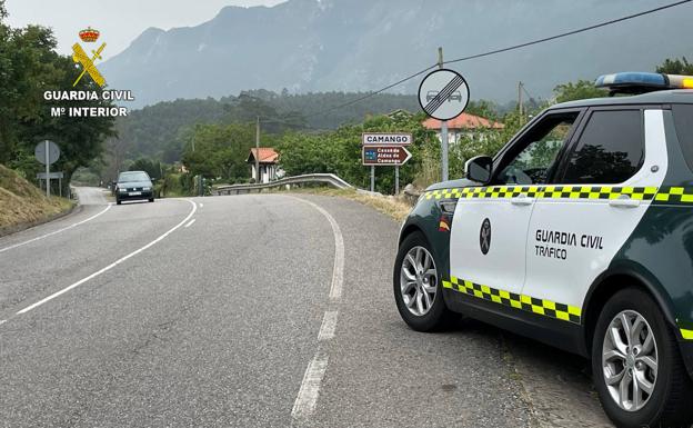 Investigan a un hombre que se dio a la fuga y estampó su vehículo al intentar evitar un control de alcoholemia en Ribadesella
