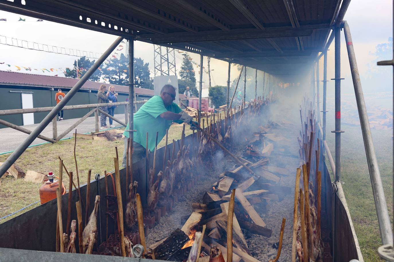 Espíritu medieval en Llanera: más de un millar de comensales para la cena de los Exconxuraos