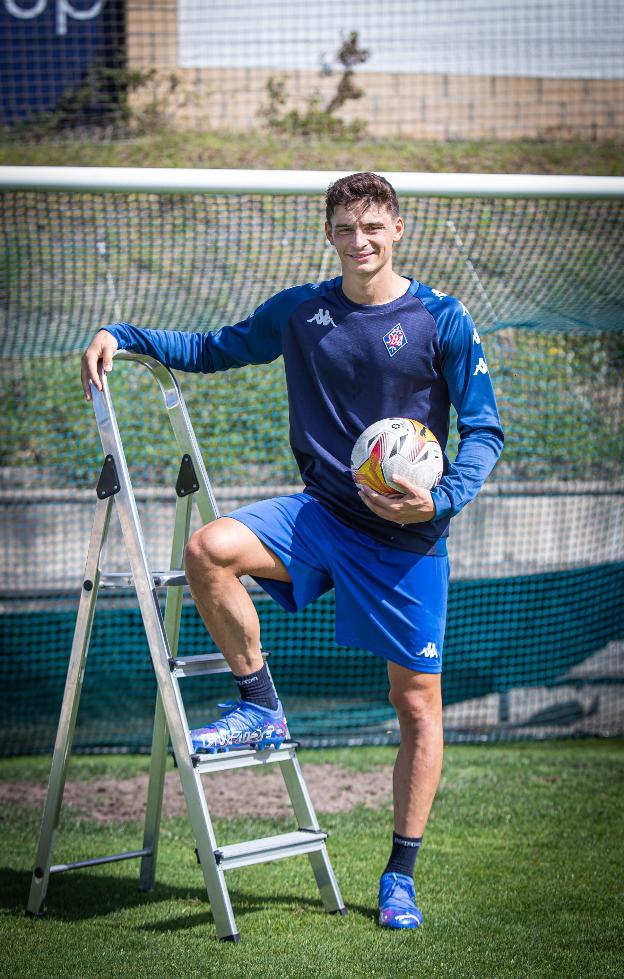 Real Oviedo | Oier Luengo refuerza el centro de la zaga