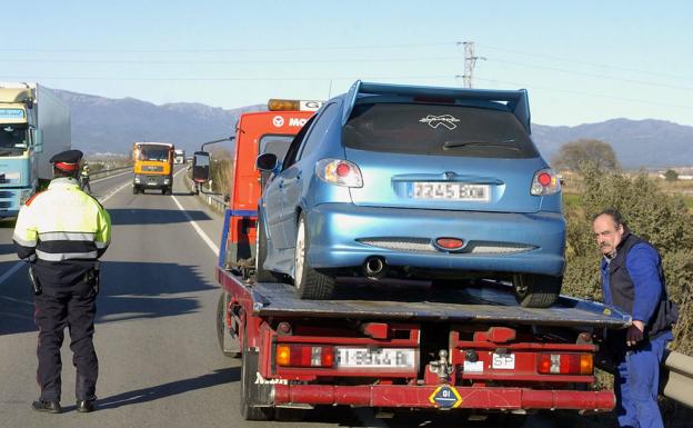 La patronal de las grúas de asistencia en carretera convoca paros para finales de julio